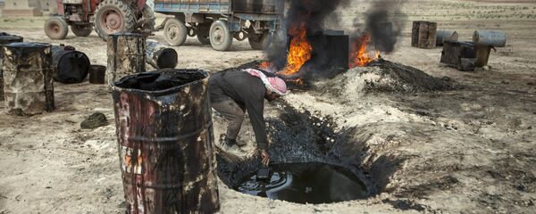 Homem trabalha em uma refinaria de petróleo improvisada em Raqqa - Sputnik Brasil