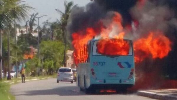Um dos ônibus incendiados na Barra do Ceará - Sputnik Brasil