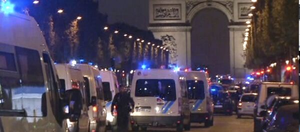 Policial chega ao local do crime após atirador deixar policial morto em Paris em 20 de abril de 2017. - Sputnik Brasil