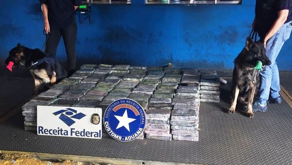 Mais de meia tonelada de cocaína apreendida por equipes da Receita e da Polícia Federal no porto de Santos - Sputnik Brasil