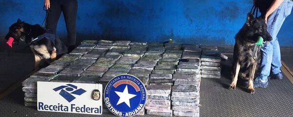 Mais de meia tonelada de cocaína apreendida por equipes da Receita e da Polícia Federal no porto de Santos Mais de meia tonelada de cocaína apreendida por equipes da Receita e da Polícia Federal no porto de Santos - Sputnik Brasil