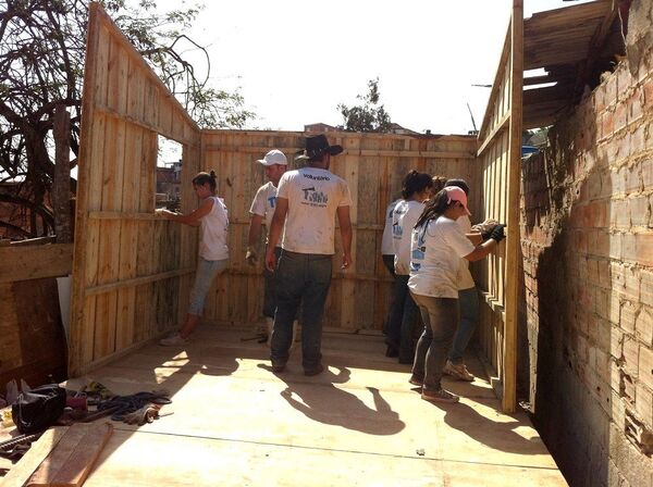 Voluntários da ONG Teto ajudam na construção de casas nas favelas - Sputnik Brasil