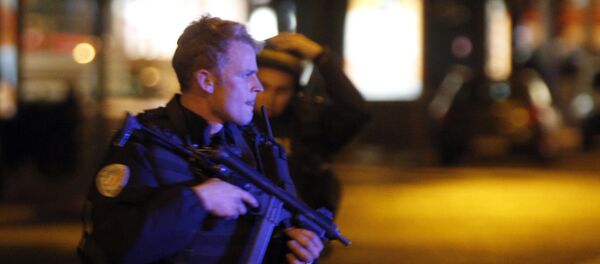 Police officers take positions on the Champs Elysees avenue in Paris, France, after a fatal shooting in which a police officer was killed along with an attacker, Thursday, April 20, 2017. - Sputnik Brasil