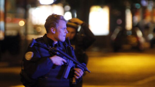 Polícia francesa na avenida Champs Elysees, Paris, logo após tiroteio que matou um policial em 20 de abril de 2017 - Sputnik Brasil