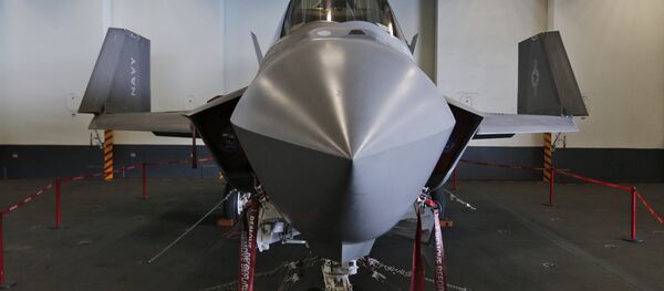 Um caça F-35C Lightning II a bordo do porta-aviões USS Dwight D. Eisenhower, na costa de Norfolk, Virgínia (arquivo) - Sputnik Brasil