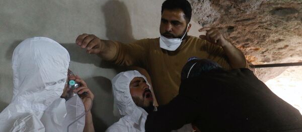 Homem com máscara de oxigênio depois do alegado ataque químico na cidade de Khan Shaykhun,em Idlib, Síria, em 4 de 2017 Homem com máscara de oxigênio depois do alegado ataque químico na cidade de Khan Shaykhun,em Idlib, Síria, em 4 de 2017 - Sputnik Brasil