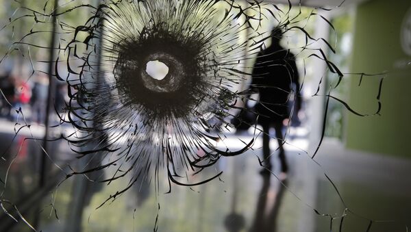 Um vidro quebrado por uma bala na avenida Champs-Élysées, em Paris, em 21 de abril de 2017 - Sputnik Brasil
