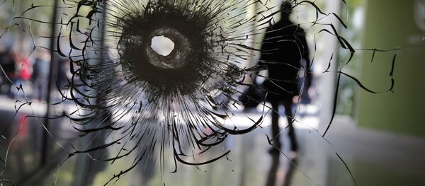 Um vidro quebrado por uma bala na avenida Champs-Élysées, em Paris, em 21 de abril de 2017 - Sputnik Brasil