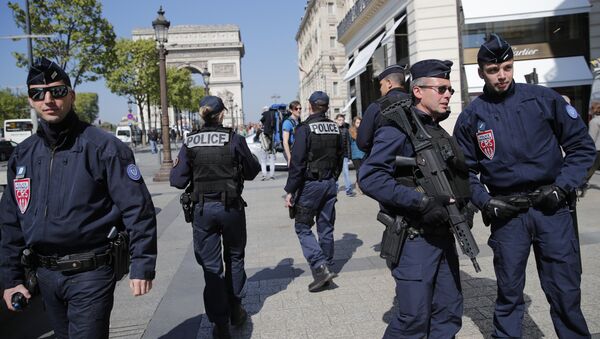 Oficiais da polícia francesa patrulham a avenida de Champs-Élysées em 21 de abril de 2017, um dia depois do atentado - Sputnik Brasil