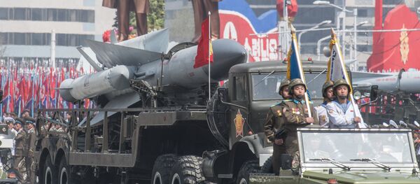 Material bélico da Coreia do Norte mostrado durante o desfile militar - Sputnik Brasil