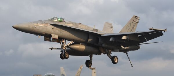 Caça F/A-18 pousa no convés do porta-aviões norte-americano Carl Vinson durante exercícios conjuntos entre EUA e Coreia do Sul em 14 de março 2017 - Sputnik Brasil