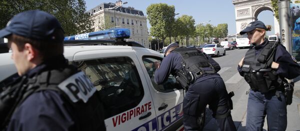 A polícia francesa patrulha a avenida Champs-Elysées em Paris após ataque terrorista do Daesh (sexta-feira, 21 de abril de 2017) A polícia francesa patrulha a avenida Champs-Elysées em Paris após ataque terrorista do Daesh (sexta-feira, 21 de abril de 2017) - Sputnik Brasil