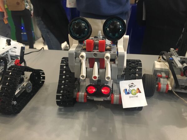 Robozinho construído por crianças no âmbito do projeto Liga dos Robôs que utiliza peças de LEGO - Sputnik Brasil