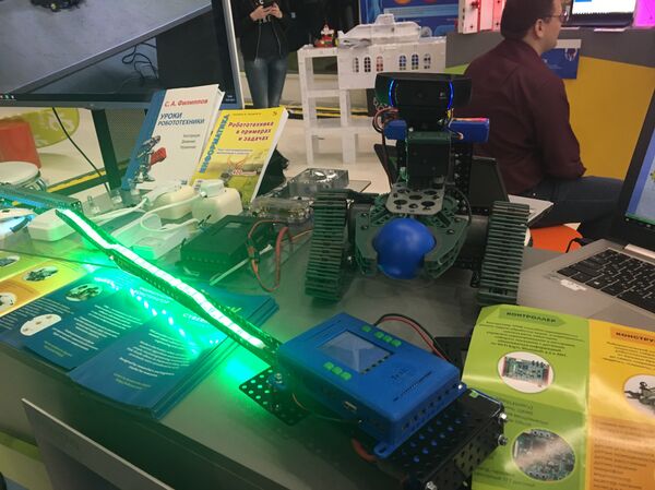 Aparelhos criados pelos alunos com base nos sets da empresa russa de robótica TRIK - Sputnik Brasil
