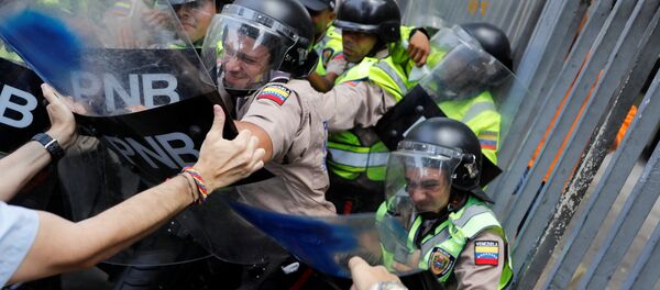 Demonstrators scuffle with security forces during an opposition rally in Caracas, Venezuela, April 4, 2017 - Sputnik Brasil