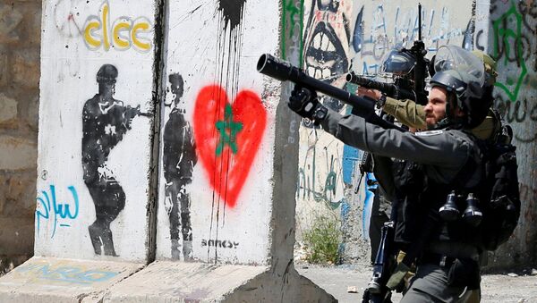 Soldados israelenses durante confrontos com palestinos em Belém - Sputnik Brasil