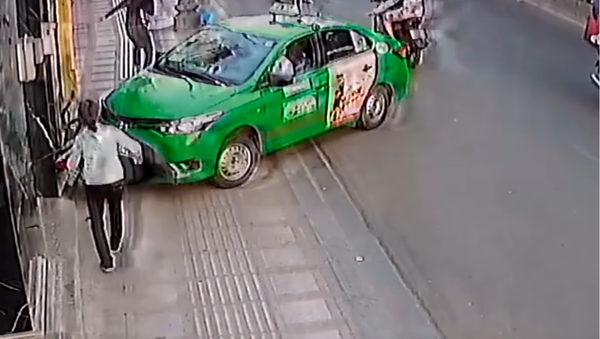 Karma existe: ladrão de bolsa é logo barrado por motorista de táxi - Sputnik Brasil