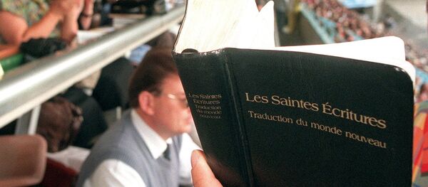 Testemunha de Jeová lê a Bíblia no estádio Meinau, em Estrasburgo, durante uma Assembleia regional que reuniu cerca de 12 mil Testemunhas de Jeová (1998 - foto de arquivo) - Sputnik Brasil