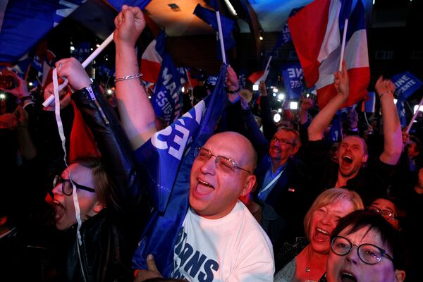 Os partidários de Marine Le Pen, líder da Frente Nacional e candidata à eleição presidencial de 2017, reagem aos primeiros resultados do primeiro turno, em Henin-Beaumont, norte da França, 23 de abril de 2017. REUTERS / Pascal Rossignol - Sputnik Brasil
