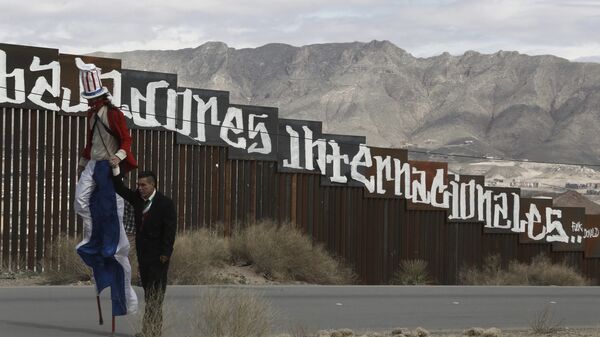 Manifestantes exibem um Tio Sam 'diabólico' na fronteira com os EUA, Juarez, México - Sputnik Brasil