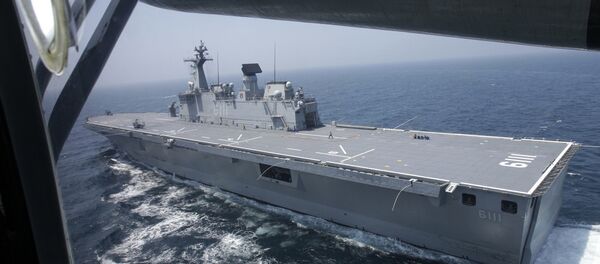 O ROKS Dokdo é um navio de assalto anfíbio sul-coreano. É o navio principal da Marinha da República da Coreia. O porta-helicópteros foi lançado em 2005 e entrou em serviço na Marinha sul-coreana dois anos depois. Atualmente o ROKS Dokdo é o navio-almirante e o maior porta-helicópteros da Marinha da República da Coreia. O navio recebeu o nome do grupo de pequenas ilhas Liancourt Rocks, localizado no mar do Japão (também conhecido como mar do Leste) - Sputnik Brasil