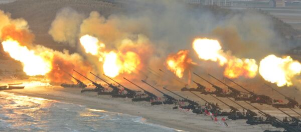 Artillery pieces are seen being fired during a military drill at an unknown location, in this undated photo released by North Korea's Korean Central News Agency (KCNA) on March 25, 2016 - Sputnik Brasil
