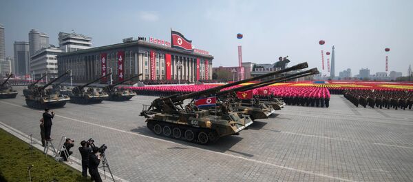 Tanques do Exército Popular da Coreia (KPA) são exibidos na praça Kim Il-Sung durante um desfile militar marcando o 105º aniversário do nascimento do líder norte-coreano Kim Il-Sung em Pyongyang em 15 de abril de 2017. - Sputnik Brasil