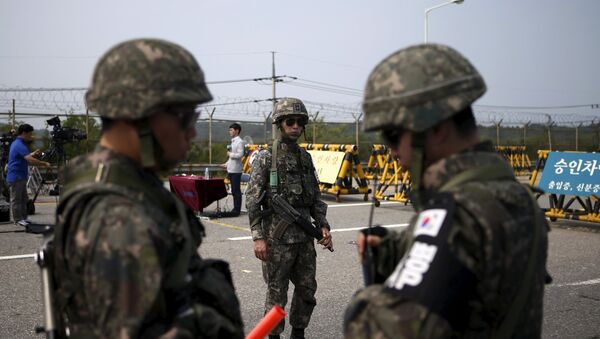 Soldados sul-coreanos de guarda em um posto de controle na Ponte da Grande Unificação, que leva à aldeia de tréguas Panmunjom, ao sul da zona desmilitarizada que separa as duas Coreias, em Paju, na Coreia do Sul - Sputnik Brasil