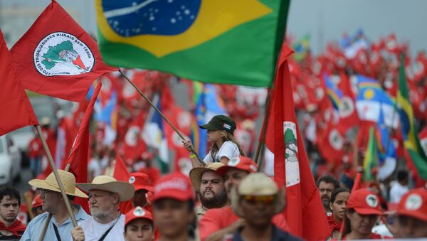 Trabalhadores sem-terra protestam contra mortes de dirigentes em todo o Brasil - Sputnik Brasil