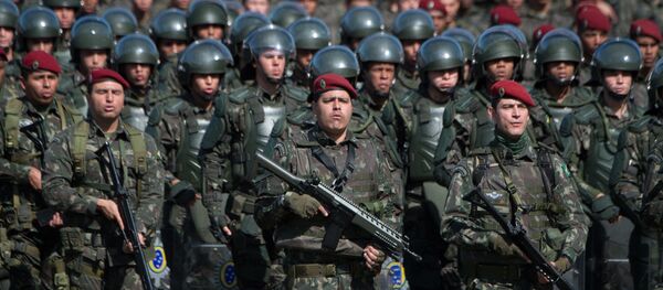 Tropas brasileiras são vistas durante uma cerimônia antes dos Jogos Olímpicos de 2016 - Sputnik Brasil