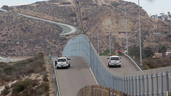 Agentes da fronteira dos EUA com México patrulham região durante abertura da Porta da Esperança situada no Parque da Amizade, São Diego, Califórnia, 16 de novembro de 2016 - Sputnik Brasil