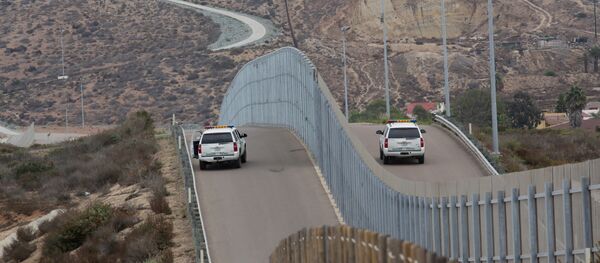 Border Patrol agents patrol the United States-Mexico Border wall during Opening the Door Of Hope/Abriendo La Puerta De La Esparana at Friendship Park in San Ysidro, California on Saturday, November 19, 2016 - Sputnik Brasil