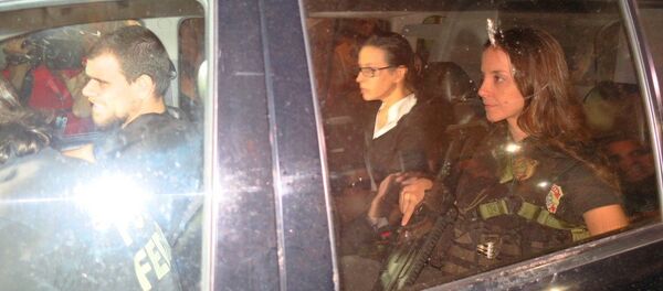 Adriana Ancelmo chegando em casa no carro da Polícia Federal no mês passado para cumprir prisão domiciliar - Sputnik Brasil