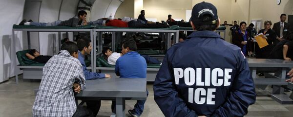Agente do serviço de imigração dos EUA em um centro de detenção de Raymondville, Texas (arquivo) - Sputnik Brasil