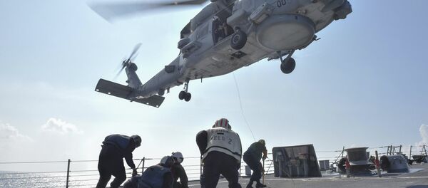 Um helicóptero MH-60R Seahawk pousando no destróier USS Lassen, no mar do Sul da China, em 28 de outubro de 2015 - Sputnik Brasil