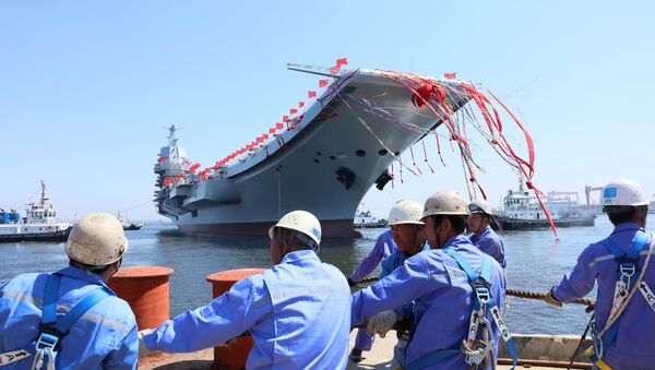 O primeiro porta-aviões de construção nacional da China durante cerimônia de lançamento em Dalian, província de Liaoning, China, 26 de abril de 2017 - Sputnik Brasil