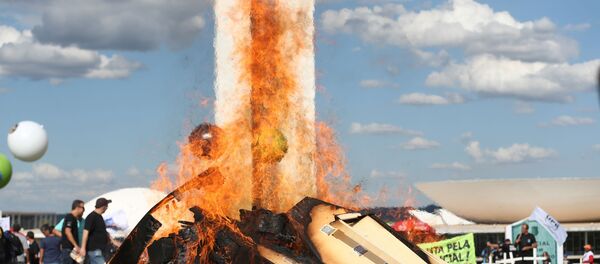 Manifestantes protestam contra reformas propostas pelo governo Temer - Sputnik Brasil
