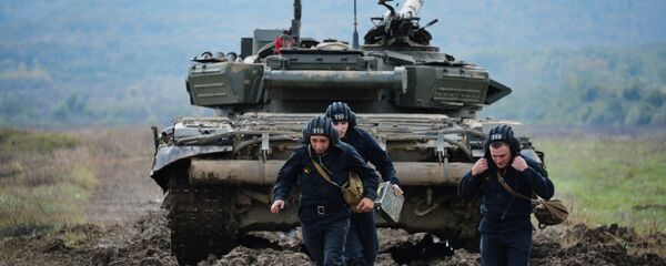 Exercícios do exército russo com tanque T-72B3 - Sputnik Brasil