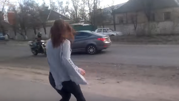 Jovem ucraniana causa terrível colisão dançando ao lado da estrada - Sputnik Brasil