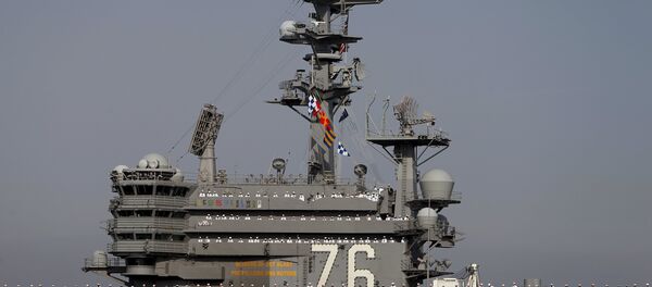 The crew members of the USS Ronald Reagan, a Nimitz-class nuclear-powered super carrier, stand at attention as it arrives at the U.S. naval base in Yokosuka, south of Tokyo, Japan - Sputnik Brasil