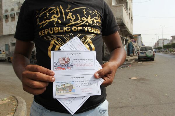 Um homem mostra folhetos deixados pela força aérea da coalizão saudita na cidade portuária de Hodeidah, no Iêmen, no Mar Vermelho. Os folhetos dizem: As nossas forças de legitimidade estão a caminho de libertar Hodeidah e acabar com o sofrimento de nosso amável povo iemenita. Junte-se a seu governo legítimo em favor do Iêmen livre e feliz! - Sputnik Brasil