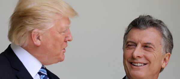 O presidente dos EUA, Donald Trump, conversa com o presidente da Argentina, Mauricio Macri, durante uma reunião na Casa Branca em Washington - Sputnik Brasil