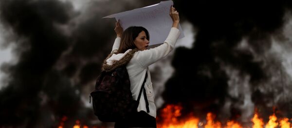 Uma manifestante mostra seu cartaz nas primeiras horas da greve geral de 28 de abril de 2017 em Brasília - Sputnik Brasil