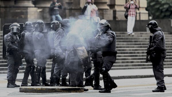 PMs lançam bombas de efeito moral a manifestantes durante um ato que acontece no âmbito da greve geral em São Paulo em 28 de abril de 2017 - Sputnik Brasil