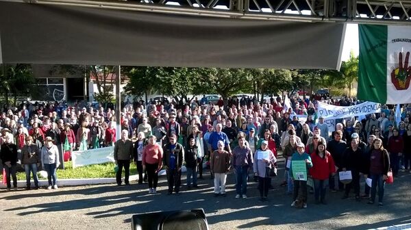 No Rio Grande do Sul bloqueios em rodovias e nas avenidas de Porto Alegre. Na capital, Região Metropolitana e no interior, a circulação de trens e ônibus foi suspenso. - Sputnik Brasil