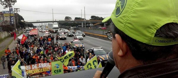 Em Guarulhos (SP) caminhada na rodovia Presidente Dutra até o centro da cidade, na Pça Getúlio Vargas, onde será feita uma concentração dos trabalhadores e dirigentes sindicais. Em Guarulhos (SP) caminhada na rodovia Presidente Dutra até o centro da cidade, na Pça Getúlio Vargas, onde será feita uma concentração dos trabalhadores e dirigentes sindicais. - Sputnik Brasil