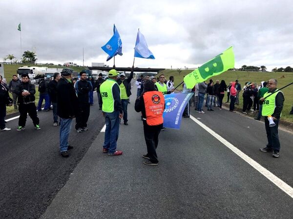 A Rodovia Dom Pedro foi bloqueada por trabalhadores em protesto na manhã desta sexta-feira (28)  nos dois sentidos, em Itatiba (SP) - Sputnik Brasil