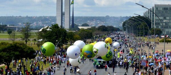 Trabalhadores realizam nesta sexta-feira (28) protesto contra as reformas na Esplanada dos Ministérios, em Brasília - Sputnik Brasil