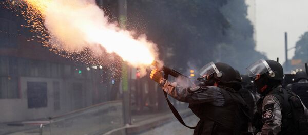 Policial atira bomba de gás contra manifestantes no centro do Rio de Janeiro - Sputnik Brasil