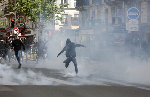 Protestos estudantis em Paris contra os candidatos à presidência - Sputnik Brasil